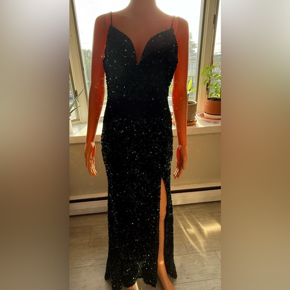 Elegant Green Evening Gown - Picture 1 of 5